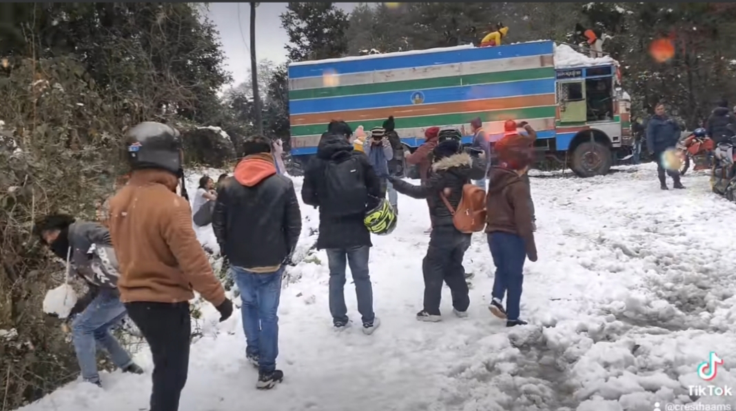 बाइरोडमा डिब्बा गाडी फस्नाले अझै ठूला सवारी सुचारु हुन सकेन, मोटरसाइकललाई खुल्यो