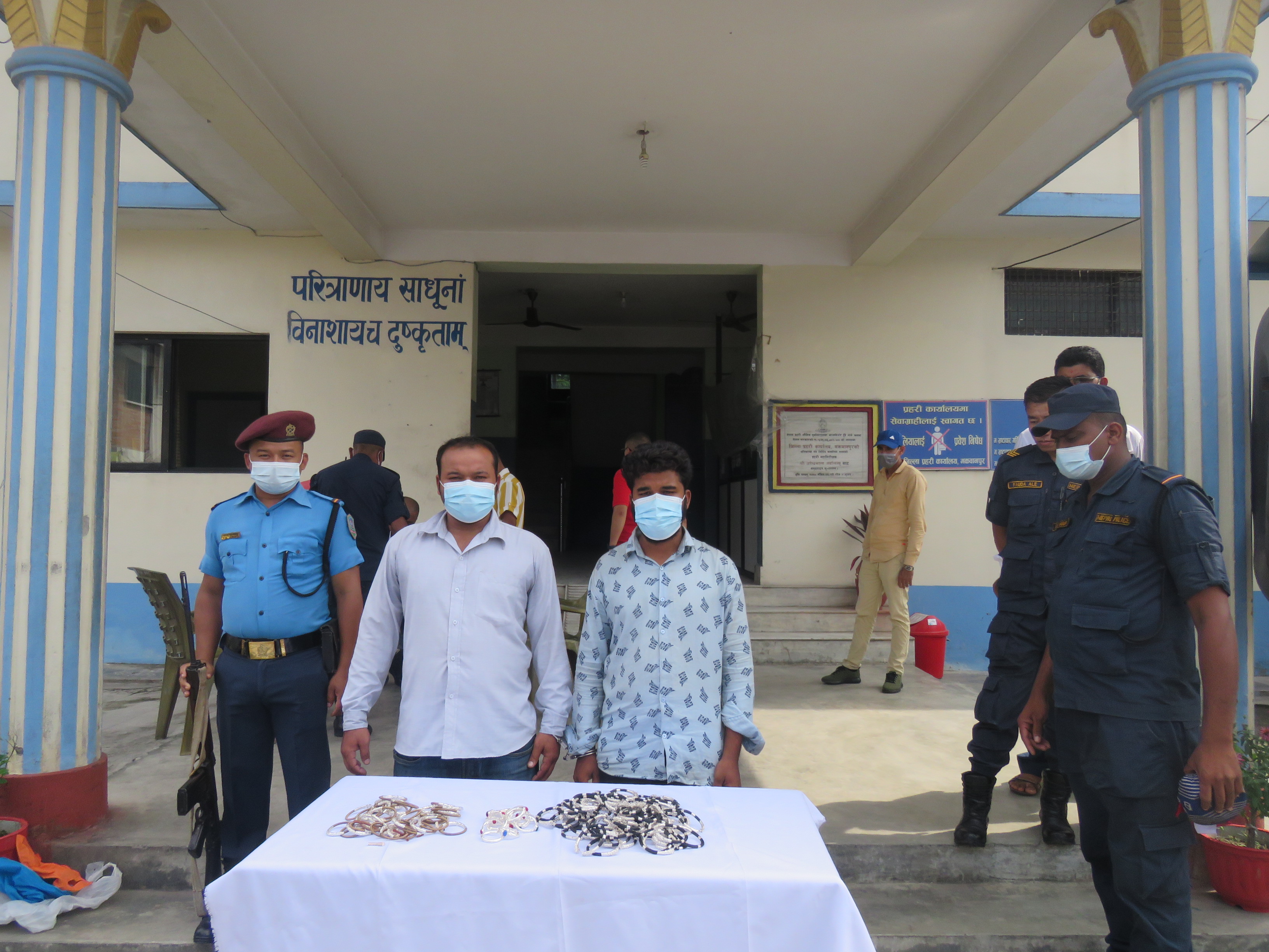 अवैध चाँदीको गरगहना, मोटरसाईकलसहित दुईजना पक्राउ
