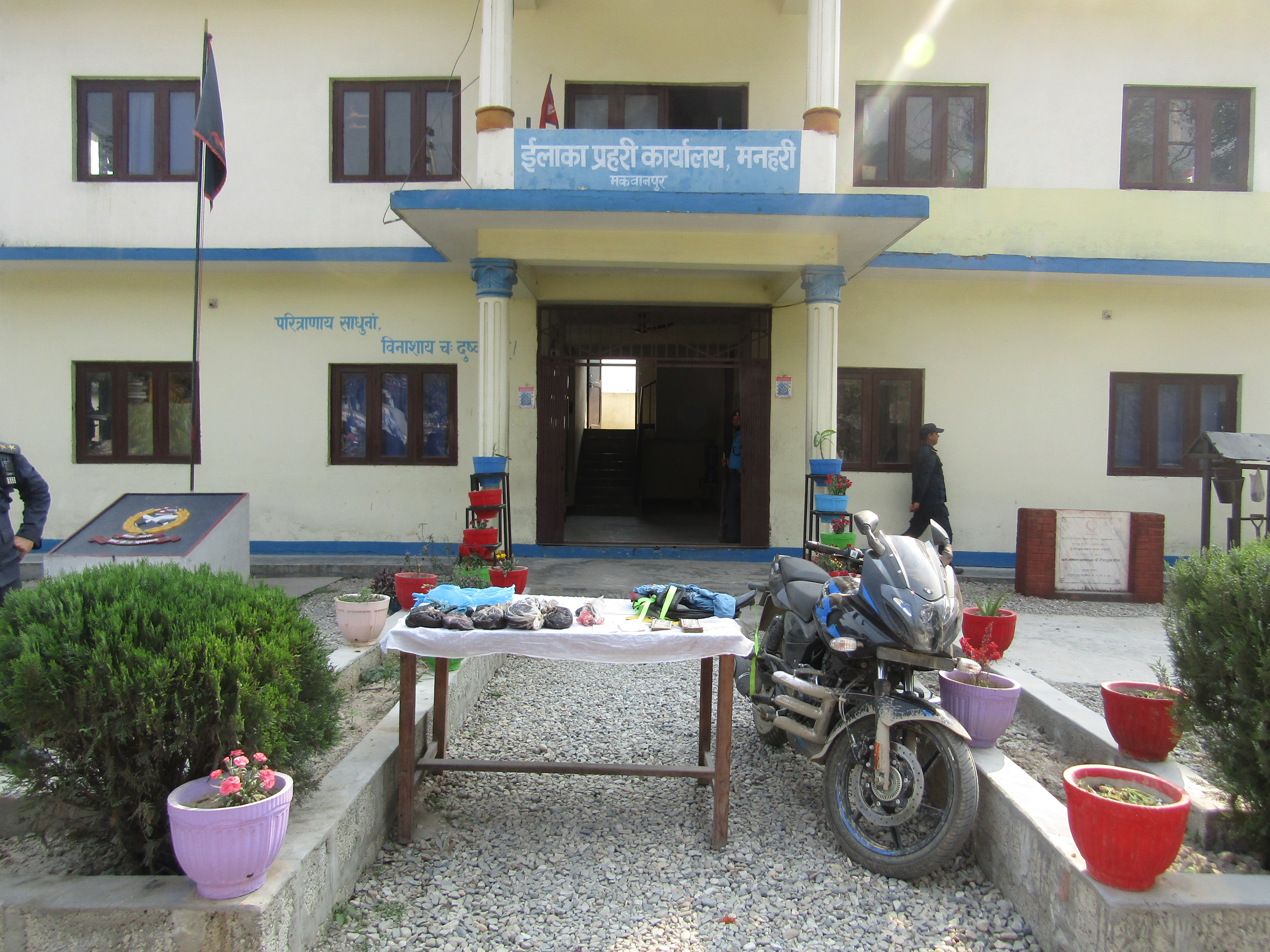 अफिम जस्तो पदार्थ र मोटरसाइकल बरामद