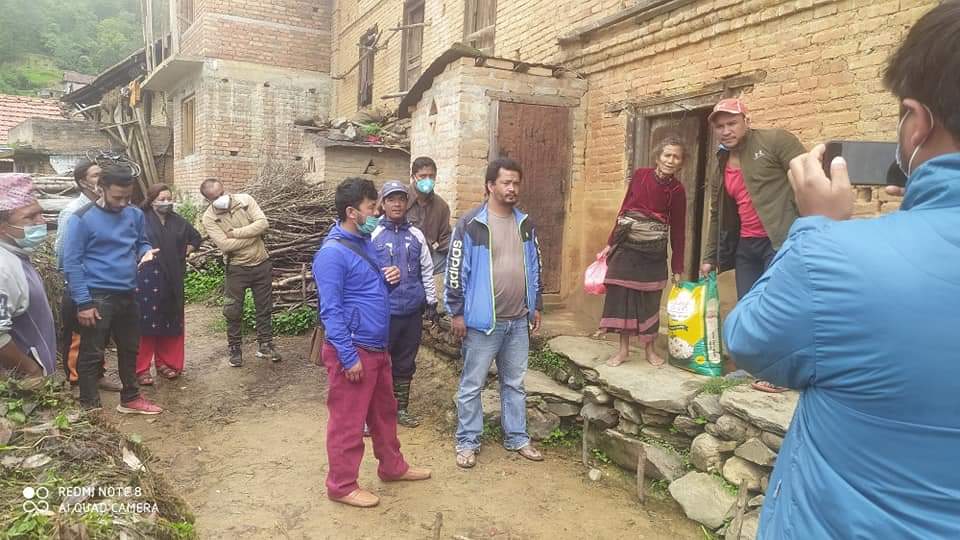 विपन्न परिवारलाई वाईसीएलको खाद्यान्न सहयोग