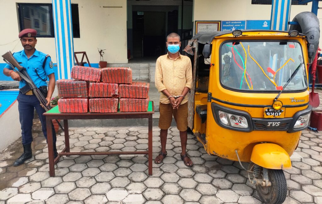 ५० किलो गाँजासहित एक भारतीय पक्राउ