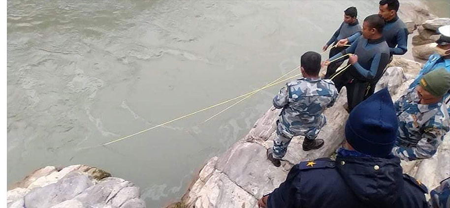 पोखरा जाँदै गरेको कार त्रिशूलीमा खस्यो, तीनजना बेपत्ता
