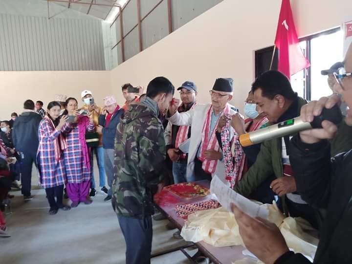 विभिन्न पार्टी परित्याग गरि १०५ जना एमालेमा प्रवेश