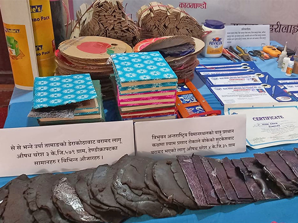 हस्तकलाका सामानभित्र चरेस, ९ जना पक्राउ