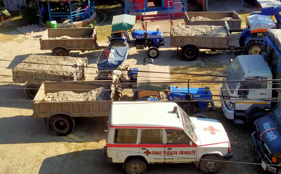 अबैध रुपमा नदीजन्य पदार्थ उत्खनन गर्ने ट्याक्टरहरु प्रहरी नियन्त्रणमा