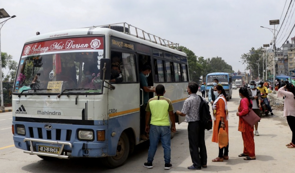 सार्वजनिक यातायात खुलेको पहिलो दिन यात्रुको भिड