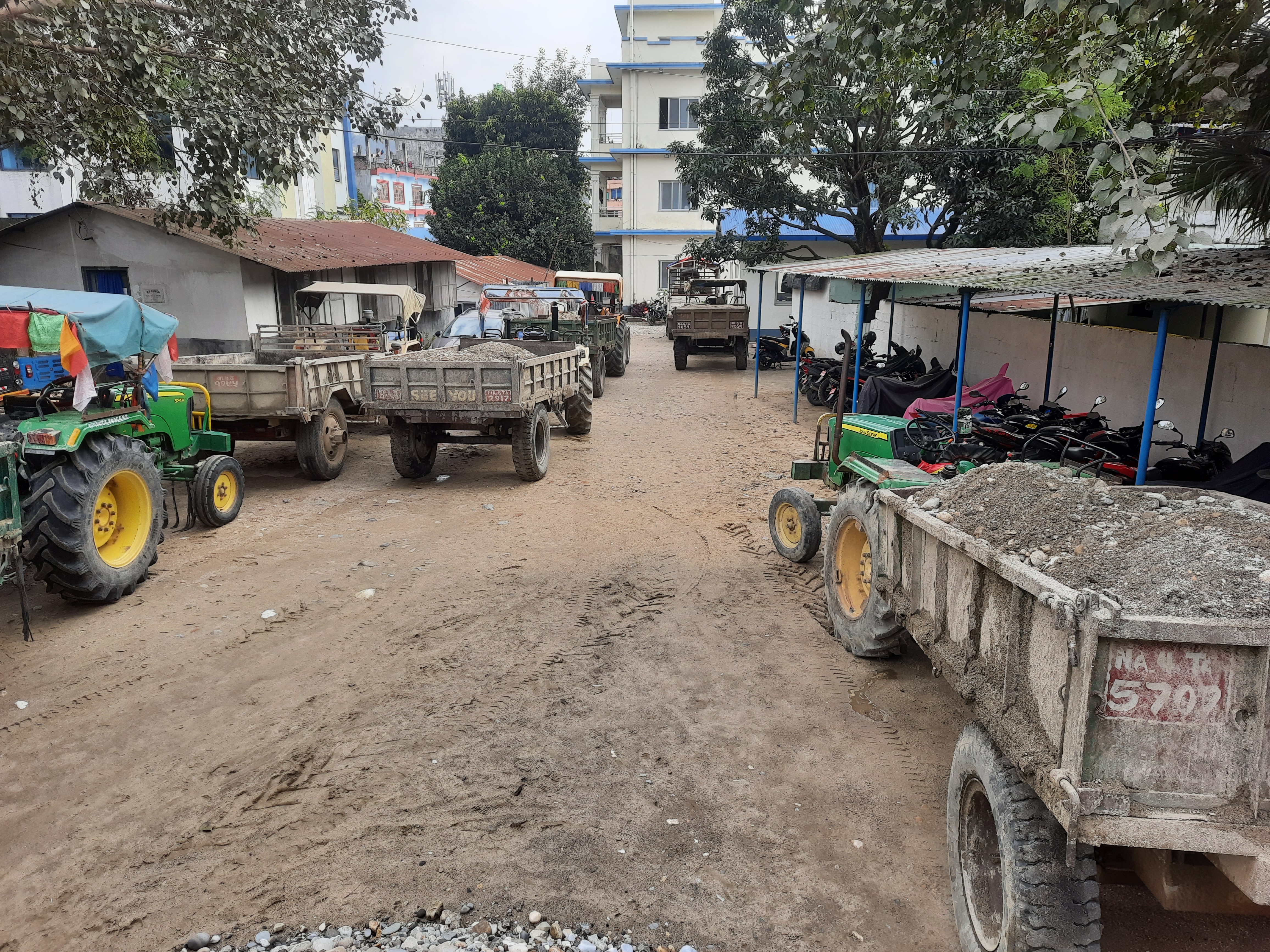 नदीजन्य पदार्थ उत्खनन गर्न प्रयोग भएका ६ वटा ट्याक्टर प्रहरी नियन्त्रणमा