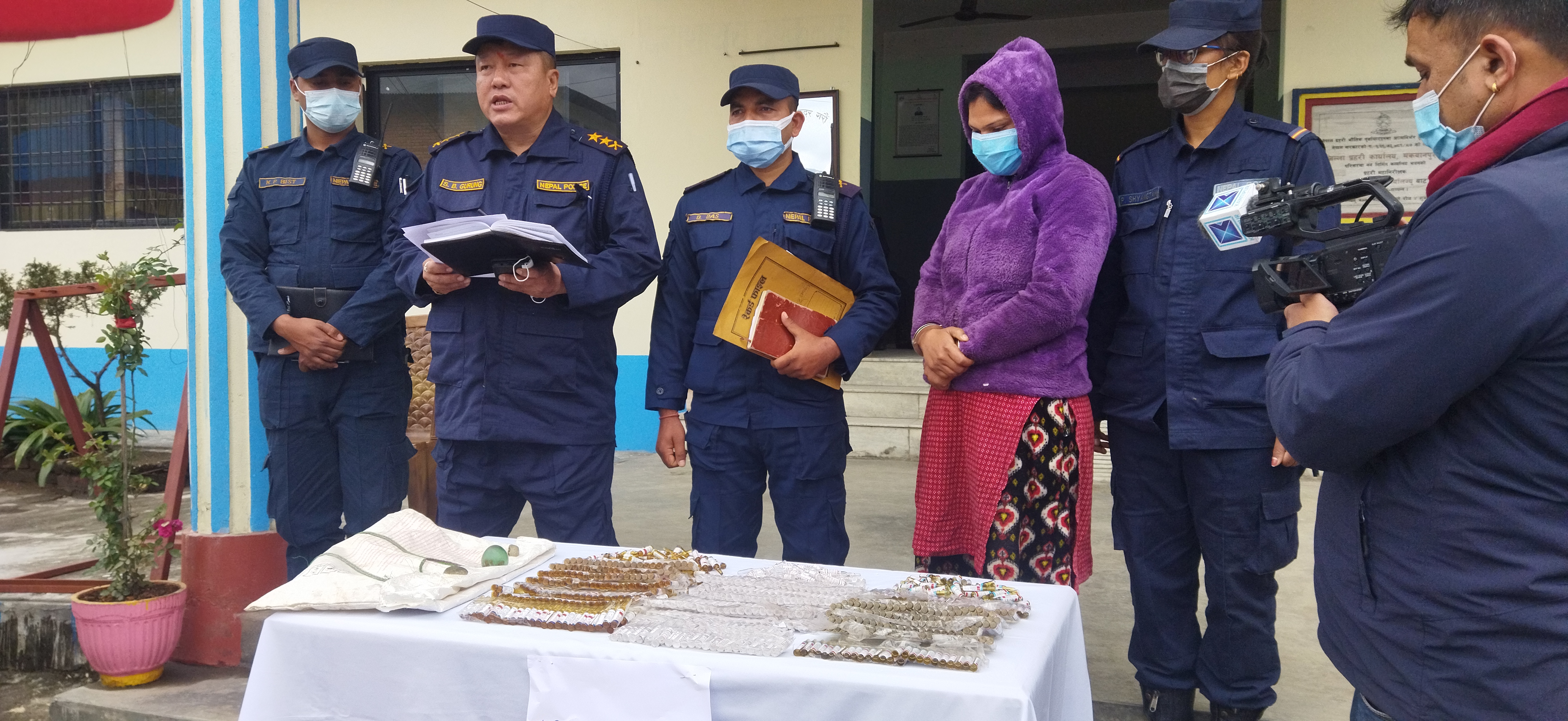 ७९८ एम्पुल लागूऔषधसहित १ जना महिला पक्राउ
