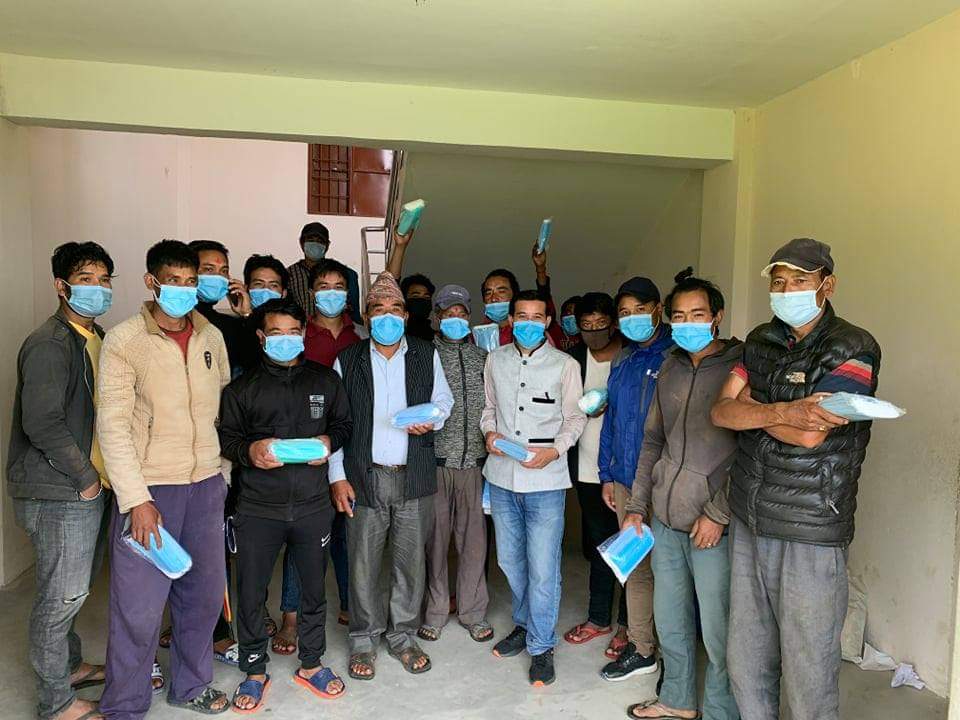 गाउँ भरिका नागरिकलाई मास्क वितरण