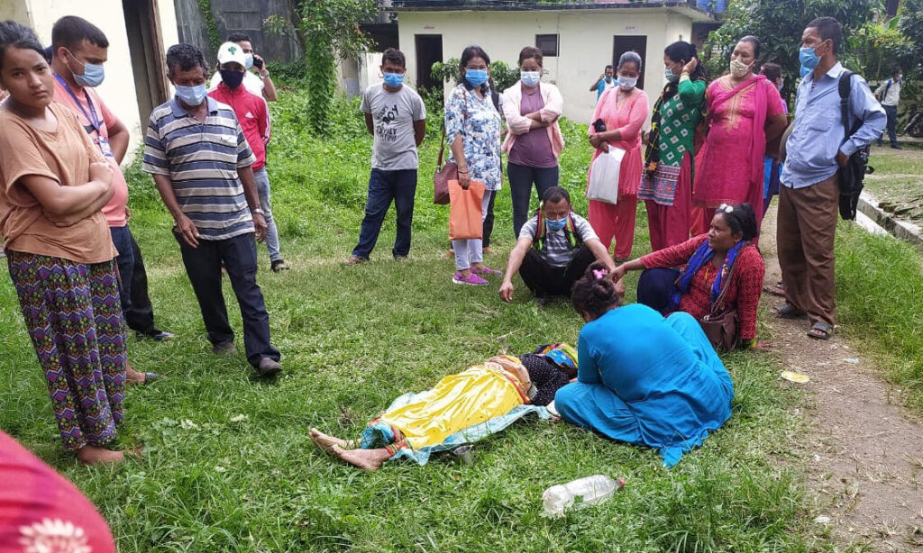 मालपोत कार्यालयको लाइनमा बसेकी महिलाको मृत्यु 
