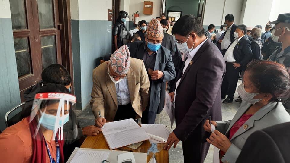 निर्वाचन आयोगमा सकियो सांसद र केन्द्रीय सदस्यको सनाखत