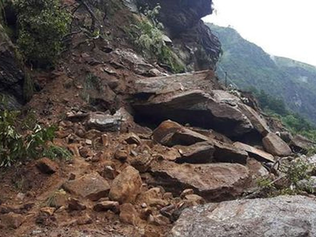 पहिरोले पृथ्वी राजमार्ग अवरुद्ध