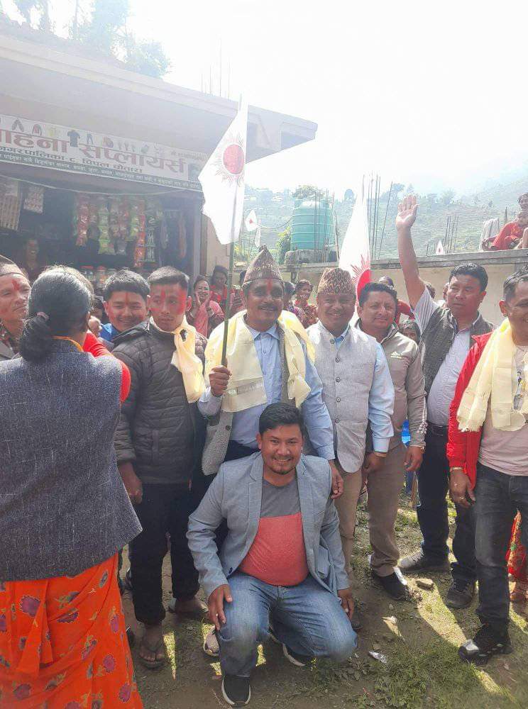 थाहा ८ मा विभिन्न पार्टीबाट ५० जना एमाले प्रवेश