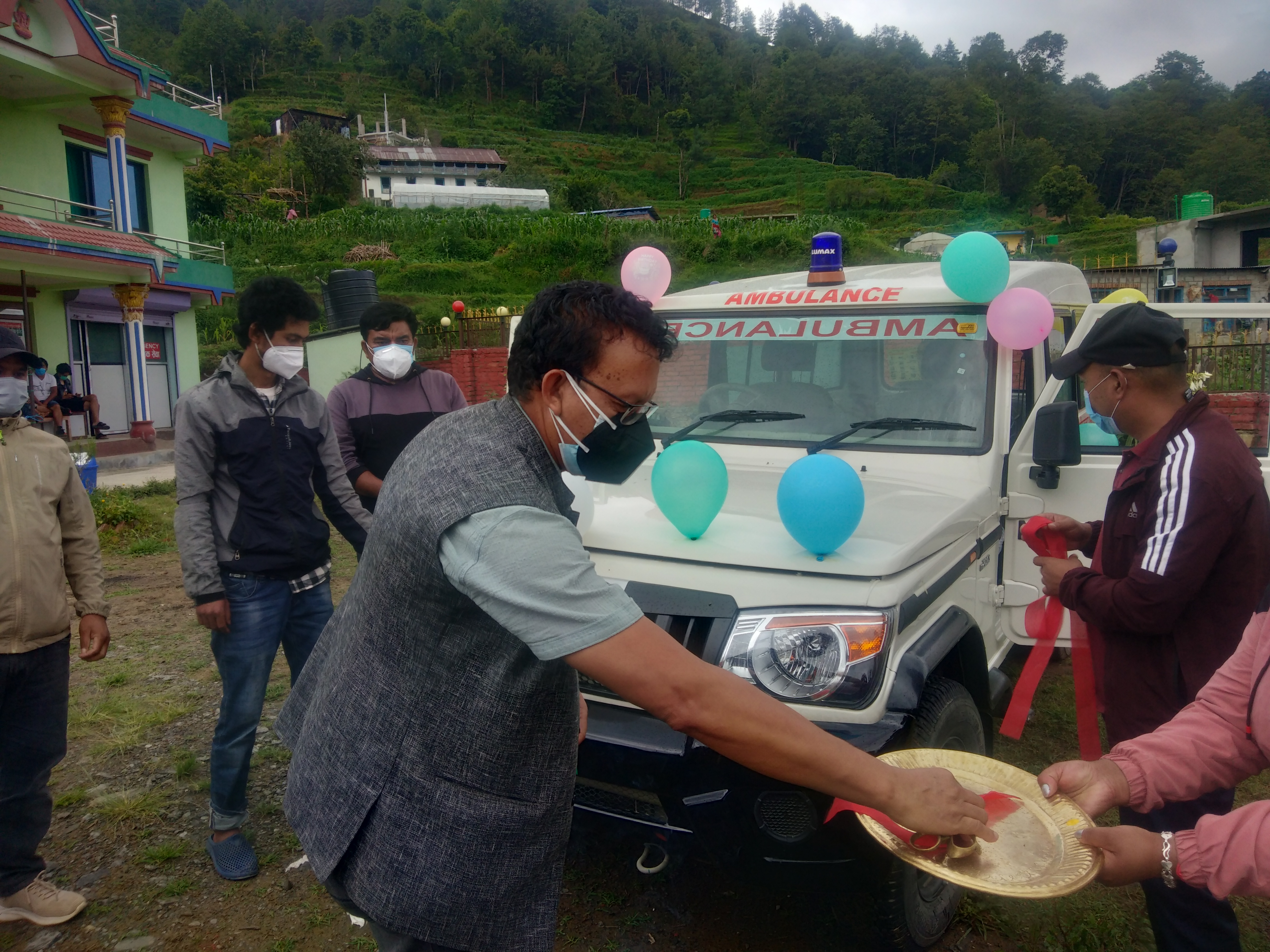 एम्बुलेन्स आएपछि फेरि सुरु भयो आर्थिक सहयोग संकलन एम्बुलेन्स आएपछि फेरि सुरु भयो आर्थिक सहयोग संकलन