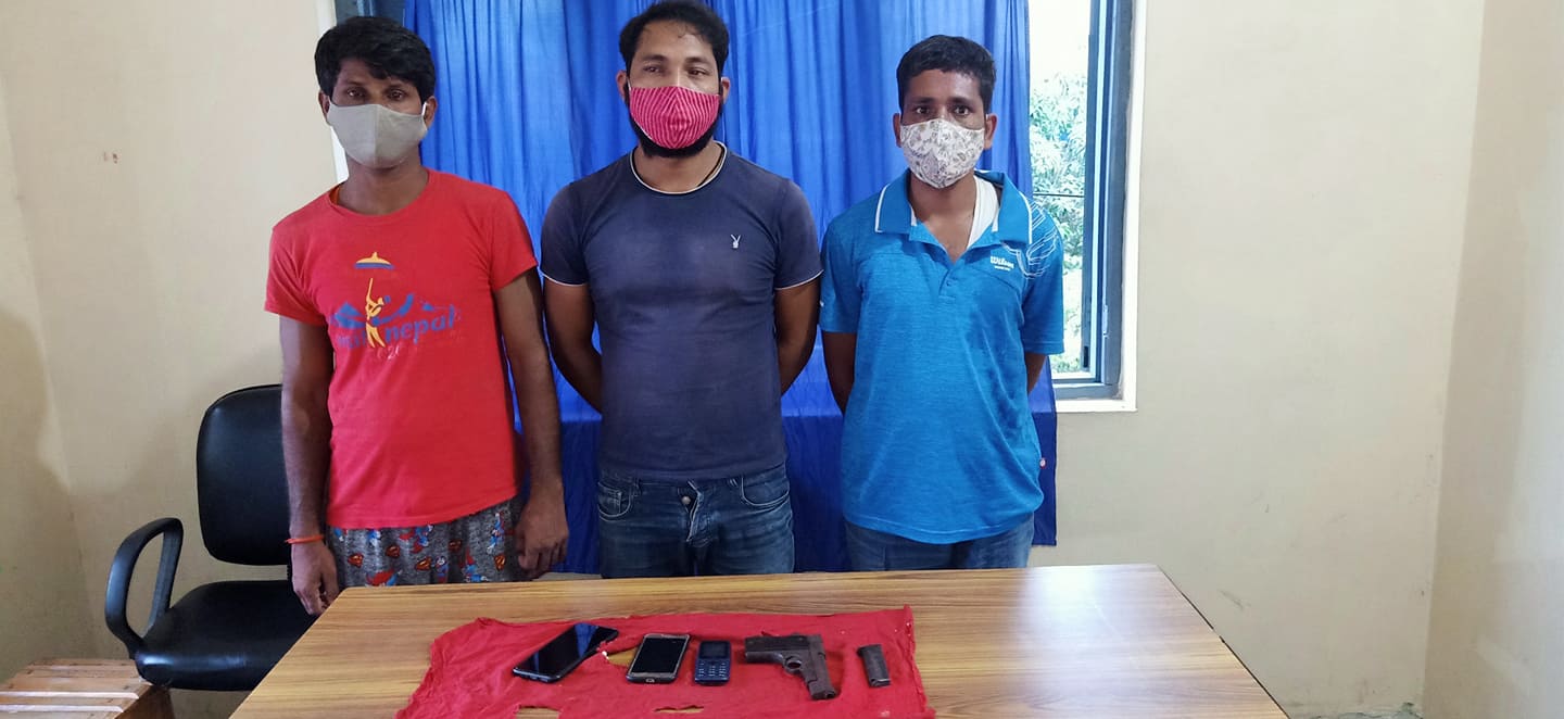 पेस्तोलसहित वीरगञ्जबाट तीन युवक पक्राउ