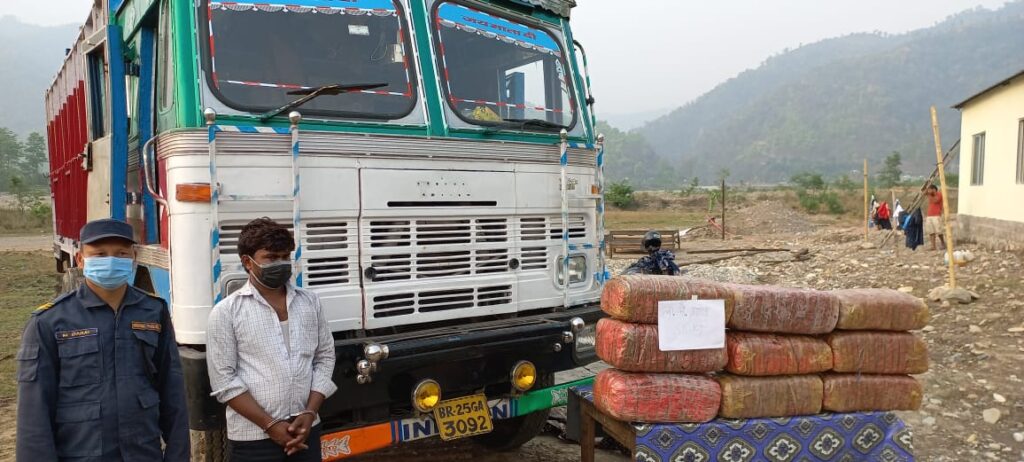 ९० किलो गाँजासहित एक जना भारतीय पक्राउ