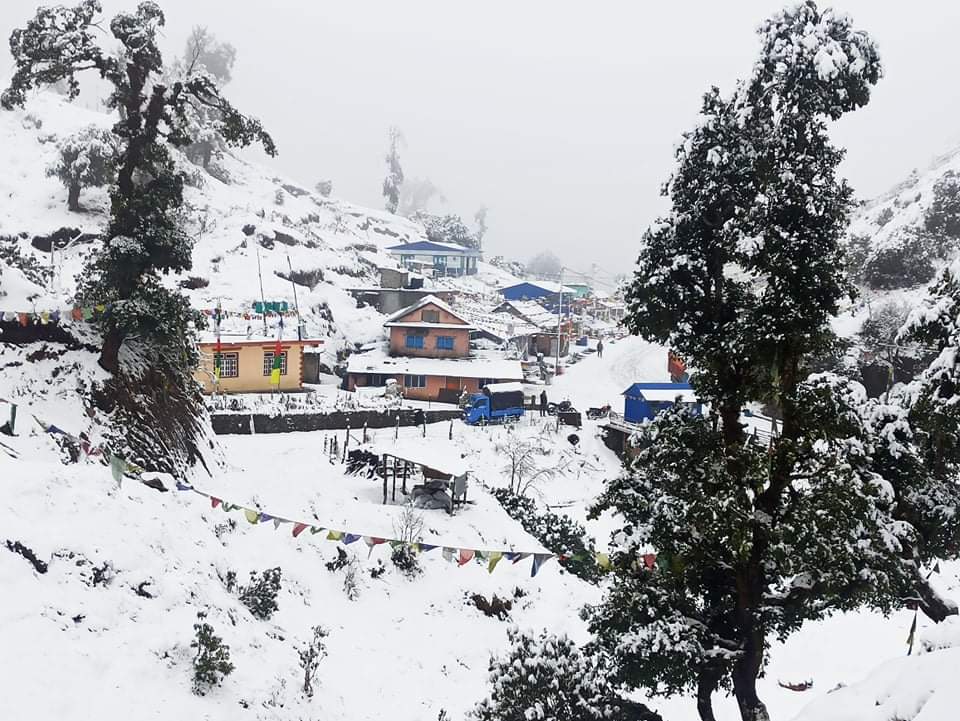सिमभञ्ज्याङमा बाक्लो हिमपात, यातयात अवरुद्ध (फोटो फिचर)