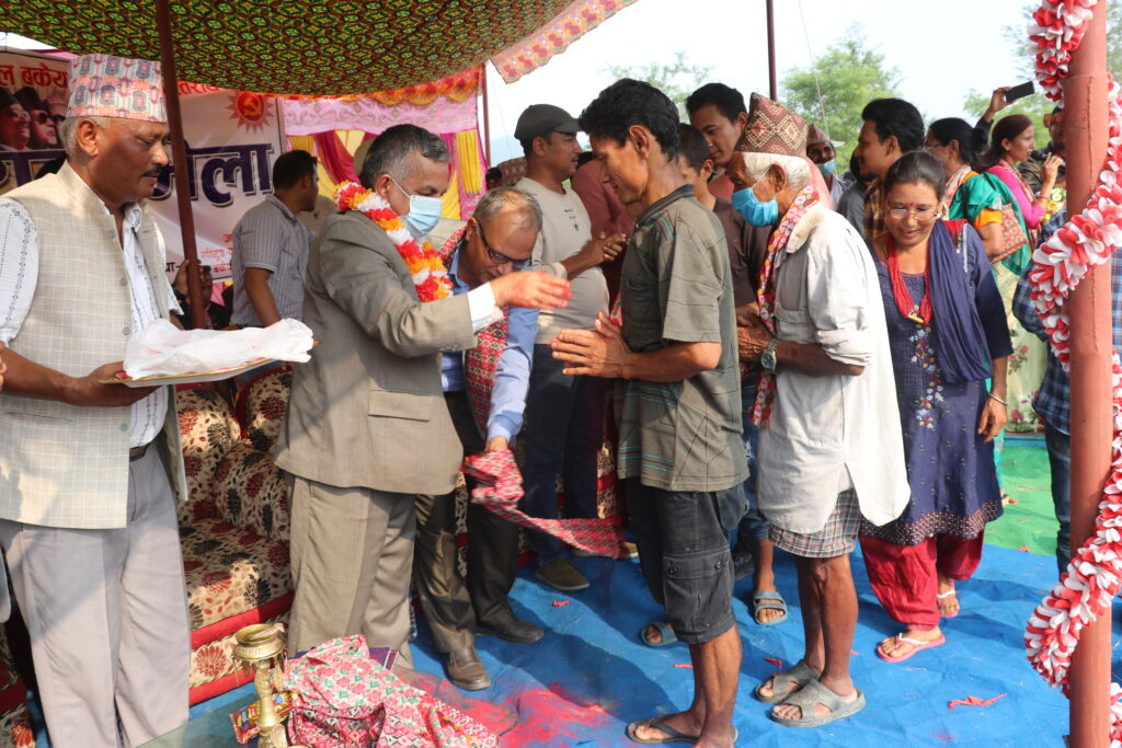 बकैयामा विभिन्न पार्टी परित्याग गर्दै २ सय ५८ जना एमालेमा प्रवेश