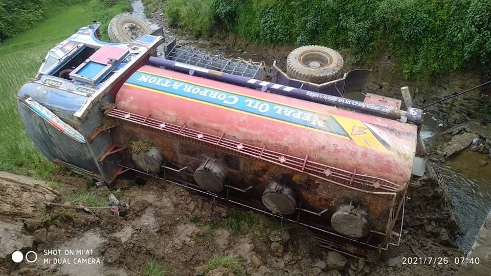 इन्धन बोकेको ट्याङ्कर कुन्छालमा दुर्घटना