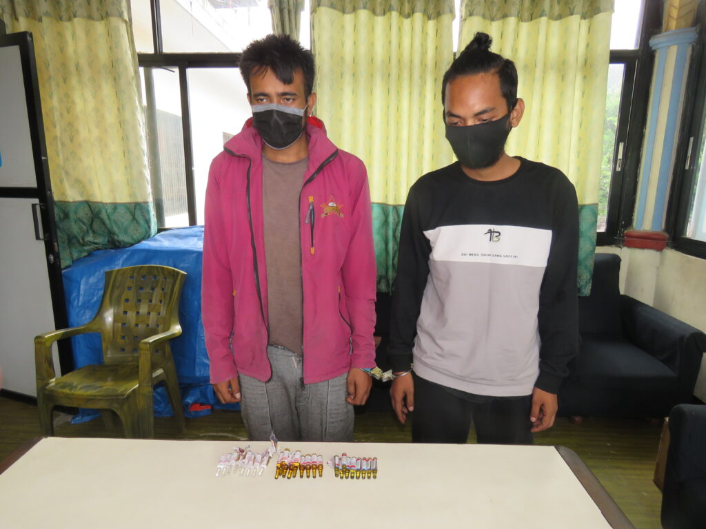 बसपार्कबाट लागुऔषधसहित २ जना पक्राउ