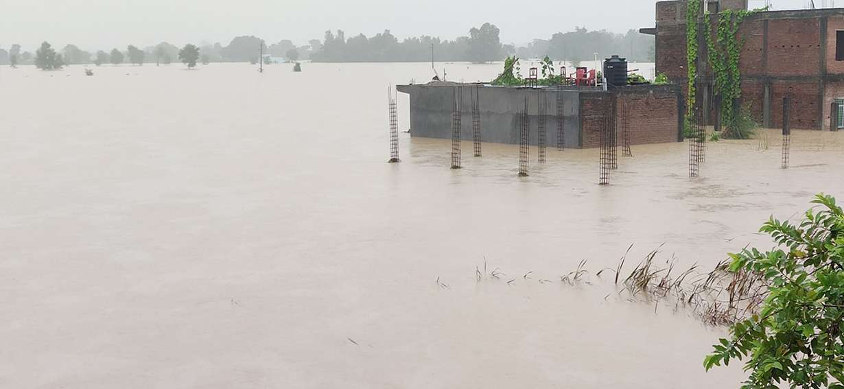 भारी वर्षाले डुवायो परासी