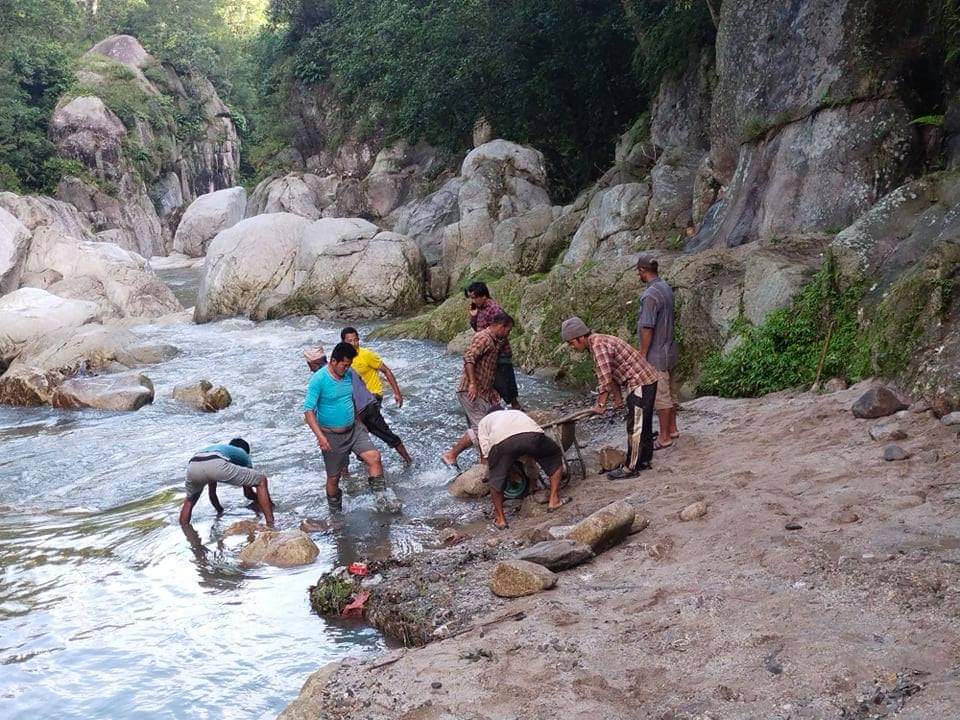 बाटो अस्थायी सुचारु गर्न गाउँले जुटे
