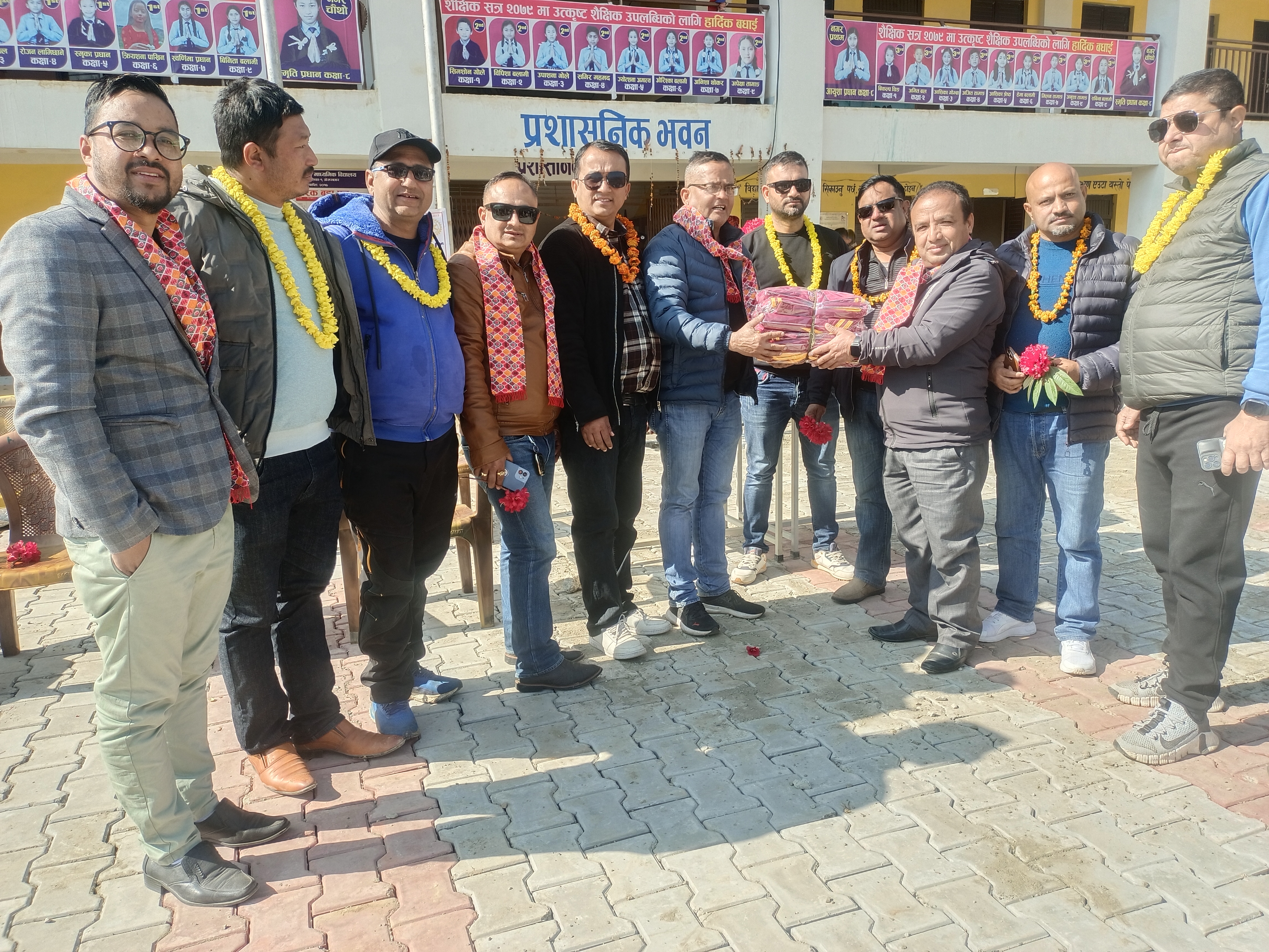 रोटरी क्लवद्वारा झम्केश्वरीका १४५ विद्यार्थीलाई ट्र्याकसेट वितरण