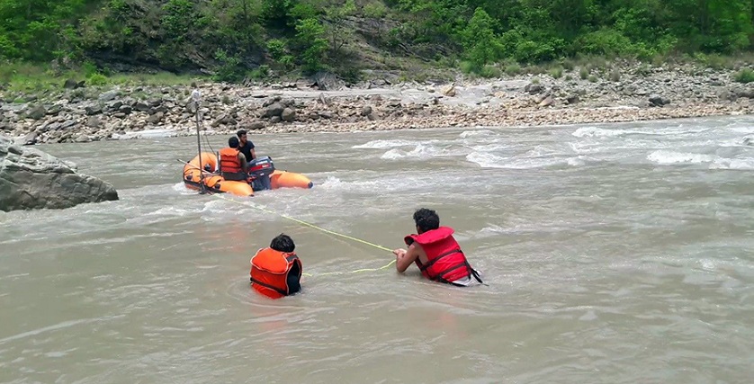 कर्णाली नदीमा डुंगा दुर्घटना हुँदा ३ जना बेपत्ता, एकको शव फेला पर्‍यो