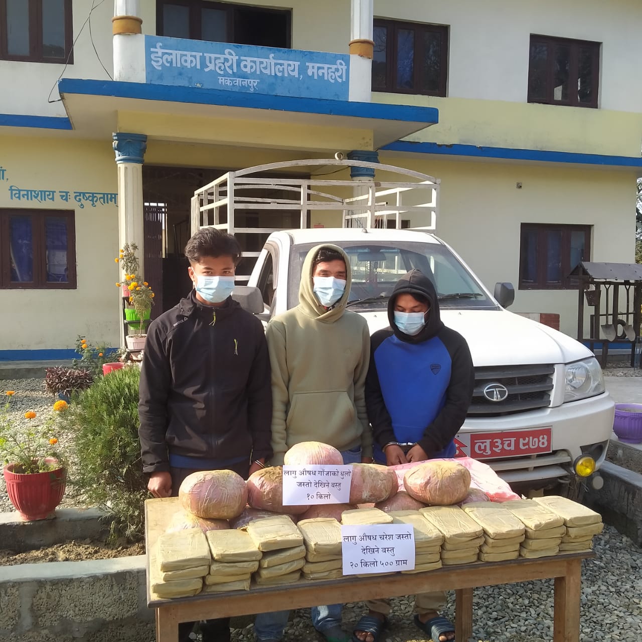 लागुऔषध चरेस, गाँजा र पिकअप गाडीसहित ३ जना पक्राउ 