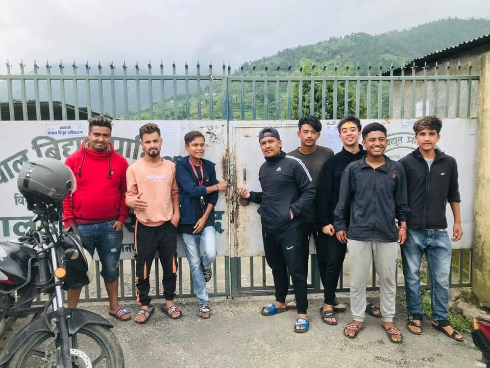 विद्युत नियमित नभएको भन्दै स्थानीय युवाहरुले लगाए ताला