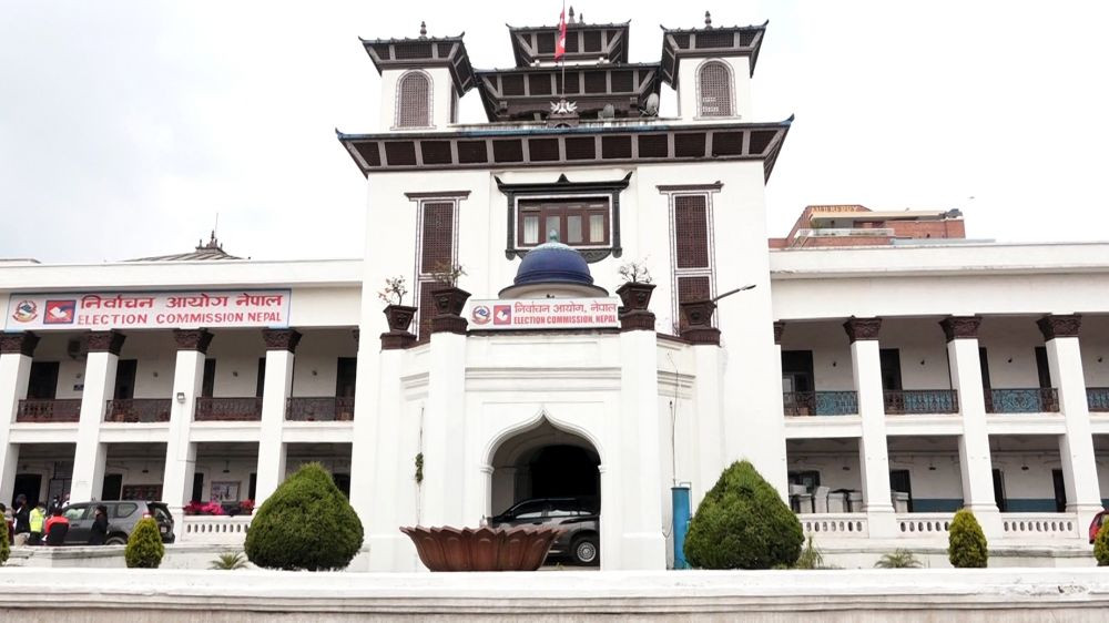 माओवादीबाट एमाले प्रवेश गरेका १४ जनप्रतिनिधिलाई निर्वाचन आयोगले गर्‍यो पदमुक्त