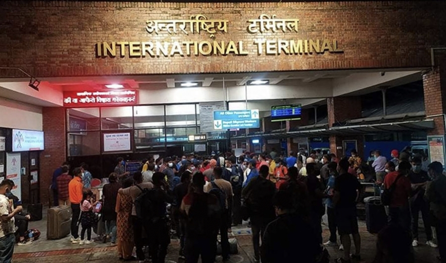 दुबईको उडान रोकिएपछि यात्रु अलपत्र